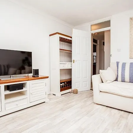 Modern And Spacious Central 1 Bedroom Apartment With Balcony